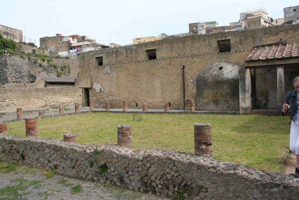 VI.1/7, Herculaneum, April 2013. Looking towards north-west corner of columned portico of palaestra.
The doorway into the dressing room (apodyterium) can be seen, centre left. Photo courtesy of Klaus Heese.